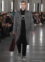 ヴァレンティノ 2019年秋冬メンズコレクション、ストリートの文脈をリュクスなテーラリングで再解釈｜写真32