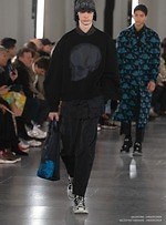 ヴァレンティノ 2019年秋冬メンズコレクション、ストリートの文脈をリュクスなテーラリングで再解釈｜写真44