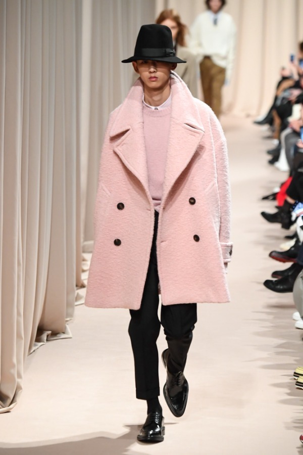 写真35 42 メンズ ピンクのセーター ニット を使ったコーディネート着用 コレクションルックギャラリー ファッションプレス