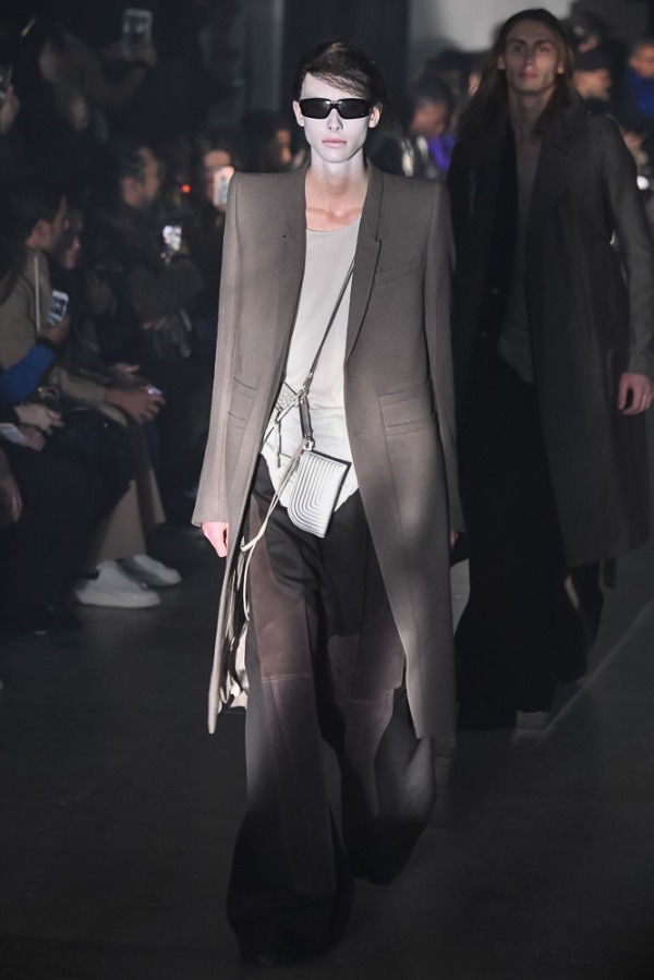 リック・オウエンス 2019-20年秋冬メンズコレクション - 造形美が