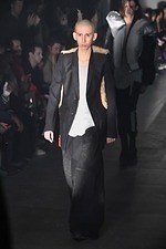 リック・オウエンス 2019-20年秋冬メンズコレクション - 造形美が生み出す神秘性｜写真19