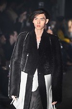 リック・オウエンス 2019-20年秋冬メンズコレクション - 造形美が生み出す神秘性｜写真46