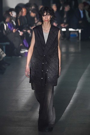 リック・オウエンス 2019-20年秋冬メンズコレクション - 造形美が生み出す神秘性｜写真1