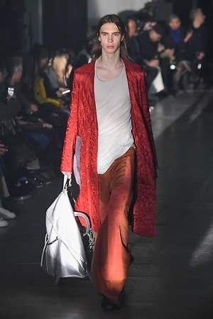 リック・オウエンス 2019-20年秋冬メンズコレクション - 造形美が生み出す神秘性｜写真11