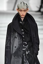 ヨウジヤマモト 2019年秋冬メンズコレクション - 繊細な描写を黒にのせて、脆く果敢ないエレガンス｜写真2