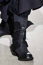 ヨウジヤマモト 2019年秋冬メンズコレクション - 繊細な描写を黒にのせて、脆く果敢ないエレガンス｜写真13