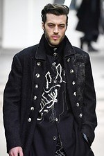 ヨウジヤマモト 2019年秋冬メンズコレクション - 繊細な描写を黒にのせて、脆く果敢ないエレガンス｜写真25