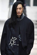 ヨウジヤマモト 2019年秋冬メンズコレクション - 繊細な描写を黒にのせて、脆く果敢ないエレガンス｜写真34