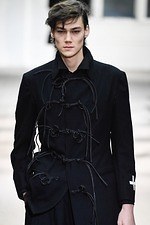 ヨウジヤマモト 2019年秋冬メンズコレクション - 繊細な描写を黒にのせて、脆く果敢ないエレガンス｜写真55