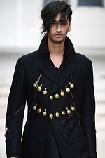 ヨウジヤマモト 2019年秋冬メンズコレクション - 繊細な描写を黒にのせて、脆く果敢ないエレガンス｜写真64