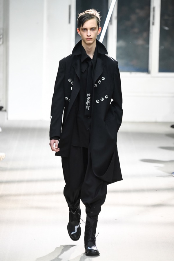 yohji yamamoto 20aw L2トレンチコート STAFF STYLING｜THE SHOP YOHJI YAMAMOTO