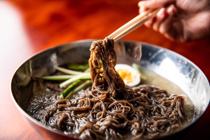 ハワイ人気の“もちつる”食感黒冷麺「焼肉 冷麺 ユッチャン。」