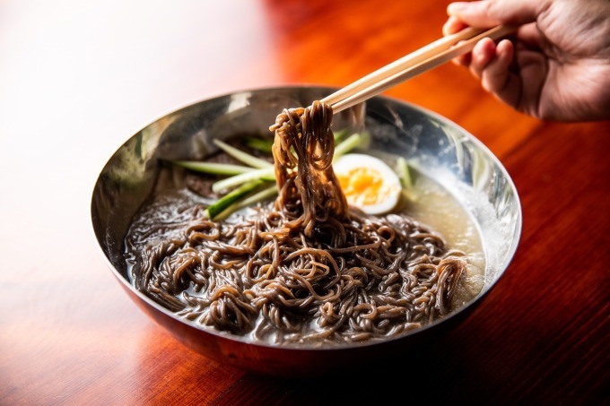 韓国料理｜「焼肉 冷麺 ユッチャン。」東京・六本木にオープン、ハワイ人気の“もちつる”食感黒冷麺