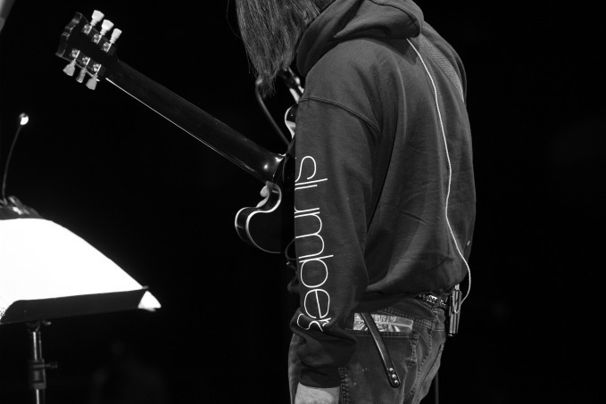 ネイバーフッド×フラグメント デザインの藤原ヒロシライブツアーグッズ登場、”眠る犬”バンダナなど