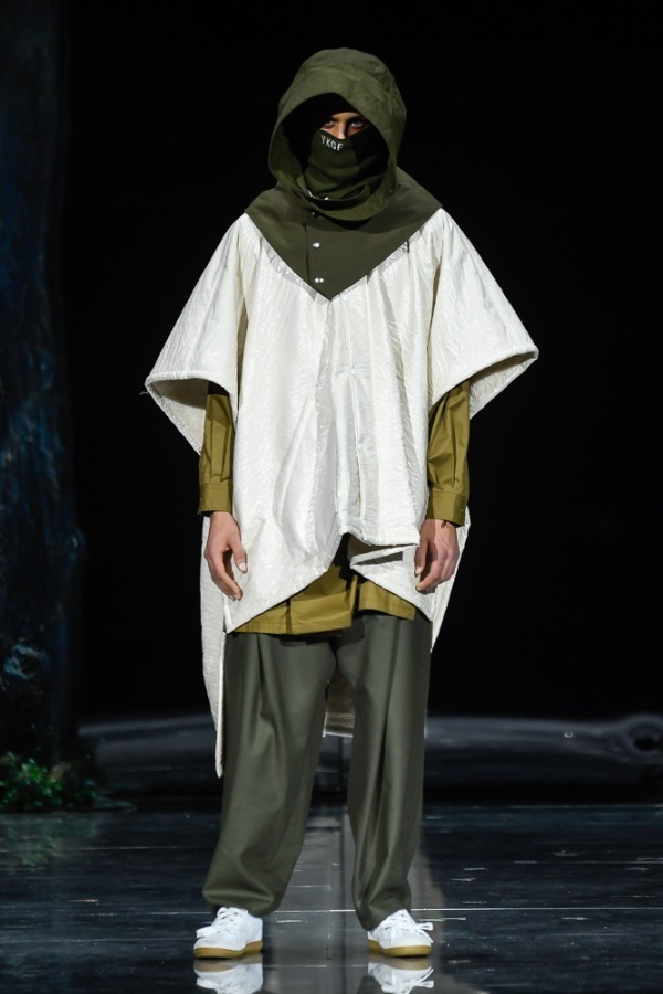 ヨシオクボ 2019-20年秋冬｜ ポンチョ