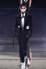 バルマン 2019年秋冬メンズコレクション、モノクロの世界に浮かびあがるメッセージ｜写真5