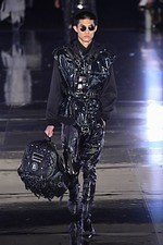 バルマン 2019年秋冬メンズコレクション、モノクロの世界に浮かびあがるメッセージ｜写真102