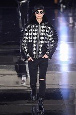 バルマン 2019年秋冬メンズコレクション、モノクロの世界に浮かびあがるメッセージ｜写真36