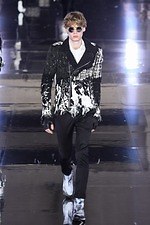 バルマン 2019年秋冬メンズコレクション、モノクロの世界に浮かびあがるメッセージ｜写真54