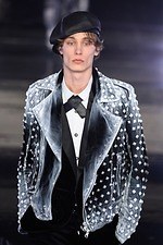 バルマン 2019年秋冬メンズコレクション、モノクロの世界に浮かびあがるメッセージ｜写真63