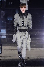 バルマン 2019年秋冬メンズコレクション、モノクロの世界に浮かびあがるメッセージ｜写真87