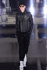 バルマン 2019年秋冬メンズコレクション、モノクロの世界に浮かびあがるメッセージ｜写真97