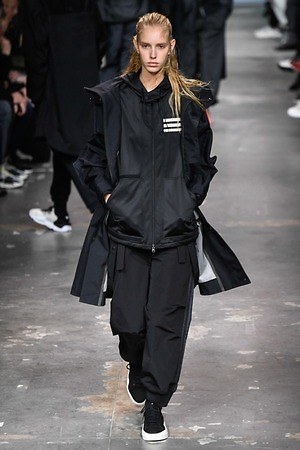 Y-3 2019-20年秋冬ウィメンズコレクション - アイコニックな記号と造形｜写真1
