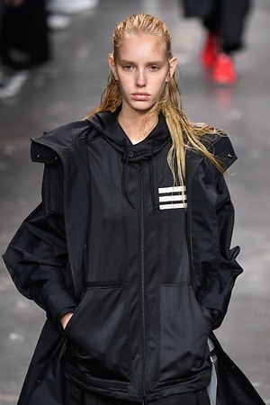 Y-3 2019-20年秋冬ウィメンズコレクション - アイコニックな記号と造形｜写真2