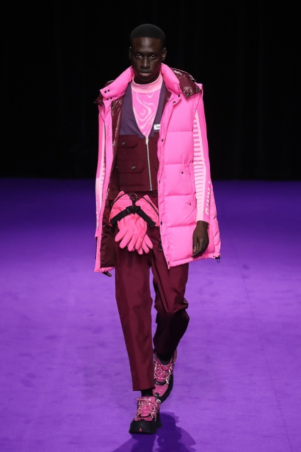 写真3 42 メンズ ピンクのダウンジャケットを使ったコーディネート着用 コレクションルックギャラリー ファッションプレス
