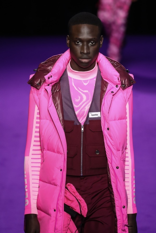 写真3 42 メンズ ピンクのダウンジャケットを使ったコーディネート着用 コレクションルックギャラリー ファッションプレス