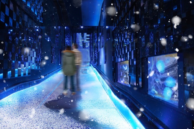 すみだ水族館「雪とクラゲ」人の動きで変化する雪化粧した都会にクラゲが漂う｜写真4