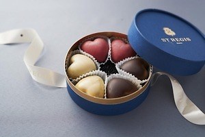 パティシエ エス コヤマ×セント レジス ホテル 大阪、カカオ種の果肉とシャンパンの限定トリュフ|写真1