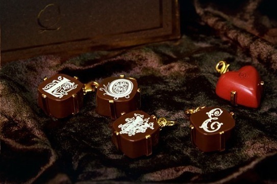 Q-pot.のアクセサリー、ひと口チョコのチャーム＆ボンボンショコラネックレスなど