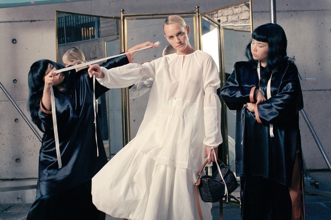 ロエベ 19春夏ウィメンズコレクション、アンバー・ヴァレッタ＆イマノフミコによる限定ルック