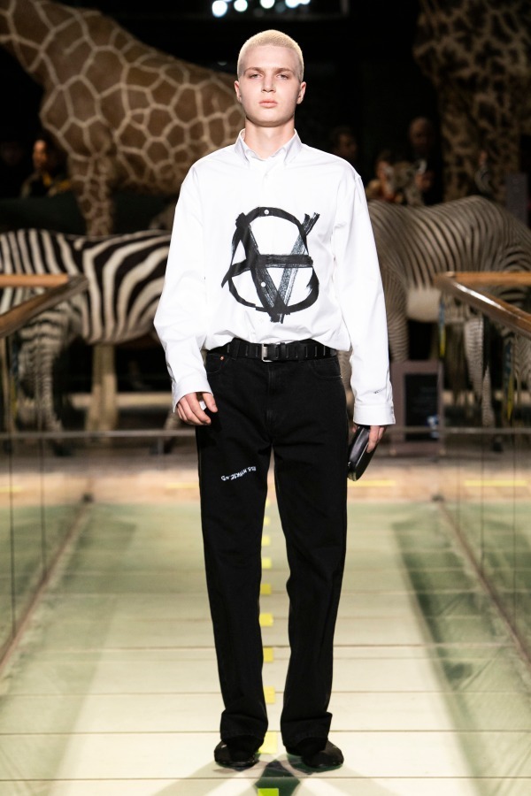【激レア】　ヴェトモン写真集　VETEMENTS BOOK SS 2017 写真27/37｜ヴェトモン(VETEMENTS) 2019-20年秋冬メンズ