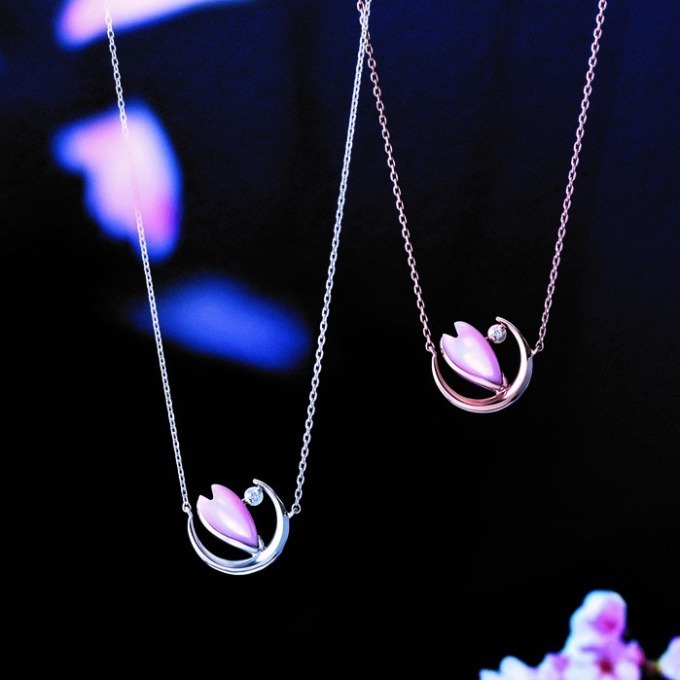 スタージュエリー“夜桜”イメージの春限定ネックレス、月夜に咲く桜をピンクマザーオブパールで｜写真1