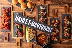 ヒルトン東京お台場でハーレーダビッドソンの肉料理、バイク型ステーキやオイルのカクテルなど