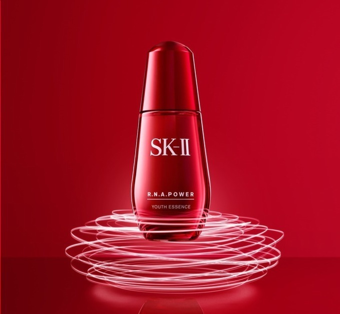 SK-II新美容液「SK-II R.N.A.パワー ユース エッセンス」“ぷるぷる、いきいき”した肌に - ファッションプレス