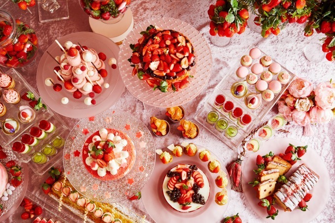 “ひなまつり”がテーマの苺スイーツブッフェ、京王プラザホテルで - 苺タルトやケーキを雛飾りとともに | 写真