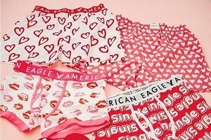 アメリカンイーグル、バレンタインにおすすめ“ハート＆キスマーク”の真っ赤なアンダーウェア
