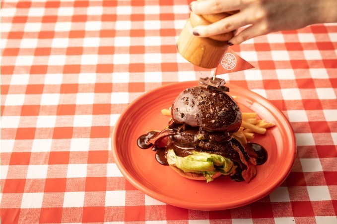 写真2 8 ディーゼルのグロリアスチェーンカフェ 甘くない バレンタイン 激辛チョコソースで食すbltバーガー ファッションプレス