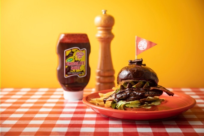ディーゼルのグロリアスチェーンカフェ"甘くない"バレンタイン、激辛チョコソースで食すBLTバーガー｜写真1