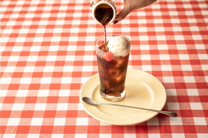 ディーゼルのグロリアスチェーンカフェ"甘くない"バレンタイン、激辛チョコソースで食すBLTバーガー｜写真7