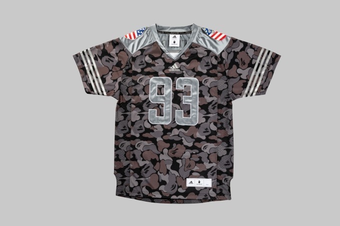 アベイシングエイプ✕adidasコラボ 迷彩柄 アメリカンフットボールシャツ アディダス×ア ベイシング エイプ、ベイプカモ柄のフーディや