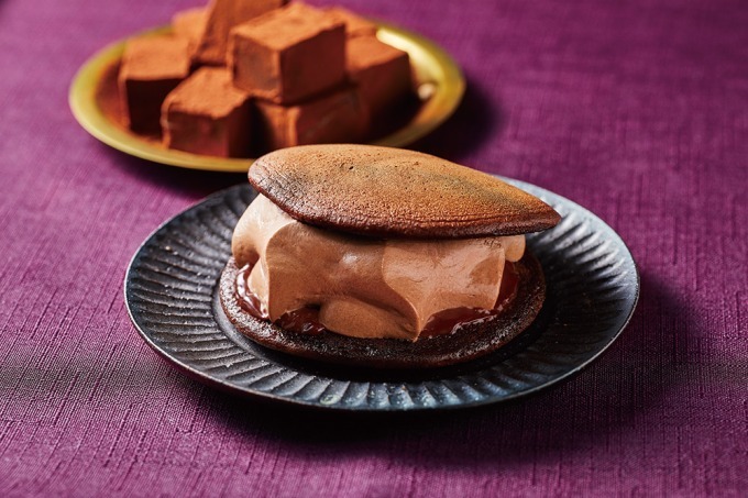 ローソン“濃深”チョコスイーツ、贅沢チョコクリームどら焼きやゴディバコラボのしっとりチョコケーキ｜写真1