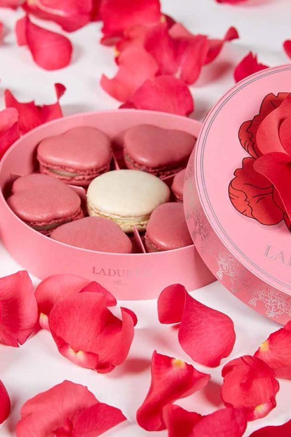 ラデュレ2019年バレンタインスイーツ、ピンクのハート型マカロンを詰め込んだ“バラの花”ボックス｜写真1