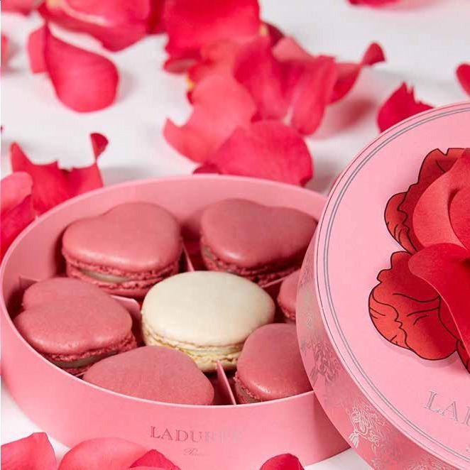 ラデュレ2019年バレンタインスイーツ、ピンクのハート型マカロンを詰め込んだ“バラの花”ボックス｜写真2