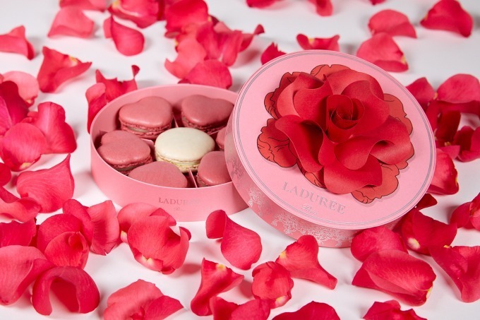 ラデュレ2019年バレンタインスイーツ、ピンクのハート型マカロンを詰め込んだ“バラの花”ボックス｜写真3