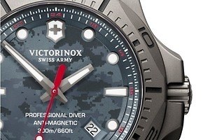 ビクトリノックス数量限定ウォッチ、ネイビーカモ柄を文字盤に配したダイバーズモデル