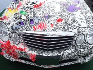 サマソニでライブペイントされたベンツがバーニーズ　ニューヨーク横浜店で展示｜写真1